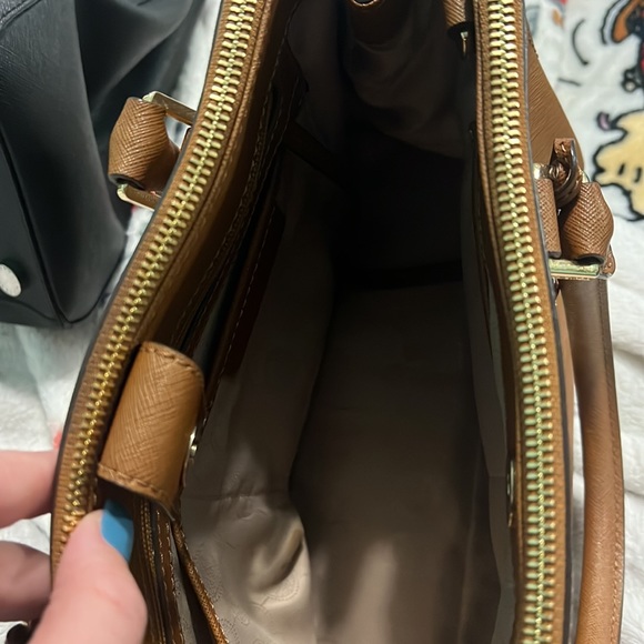 Selling my Michael kors bag haven’t used it in years used, in fair condition - Picture 2 of 3